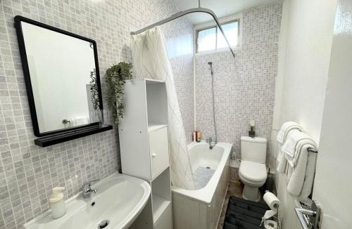 Barry Apartment | Charity Suite I Modern Barry Apartment I Near Town Centre, Barry Island & Gavin & Stacey Pub I Wi-Fi & Easy Cardiff Access I Parking
