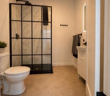Cashel Villa | "Deerpark Villa - Sleeps 8, Views of The Rock of Cashel, Palace Hotel & outdoor Sauna!