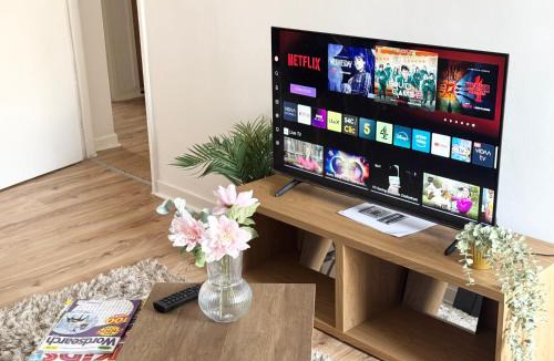 Barry Apartment | Simon Suite I Stylish Barry Town Apartment I Near Barry Island, Shops & Gavin & Stacey Pub I Fast Wi-Fi & Easy Cardiff Access I Parking