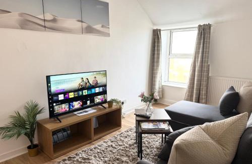 Barry Apartment | Simon Suite I Stylish Barry Town Apartment I Near Barry Island, Shops & Gavin & Stacey Pub I Fast Wi-Fi & Easy Cardiff Access I Parking