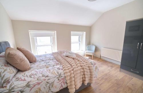 Londonderry House | 3 Bedroom Foyle View House By Travel Lets Short Term Rental Agency Derry City