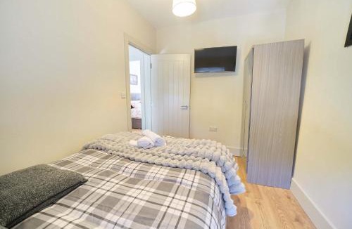 Londonderry House | 3 Bedroom Foyle View House By Travel Lets Short Term Rental Agency Derry City