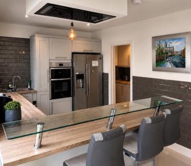 Terenure House | Modern Home - 15 Mins to City centre