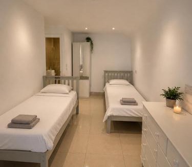 Terenure House | Modern Home - 15 Mins to City centre