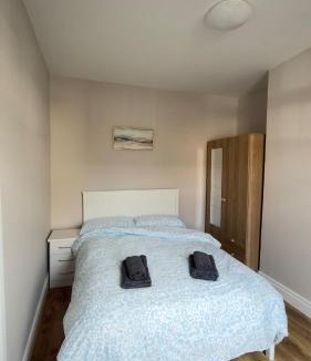 Dublin Apartment | The Strand House - Stylish 3BR House, Free Parking, Close to Croke Park, Minutes from City Center