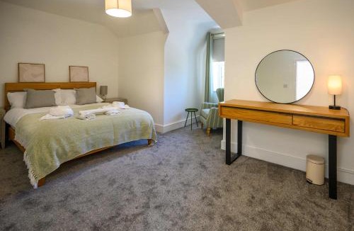 Port Talbot House | Maesteg Road - Large House - Sleeps 10 - Gateway to Afan Forest and Bike Trails