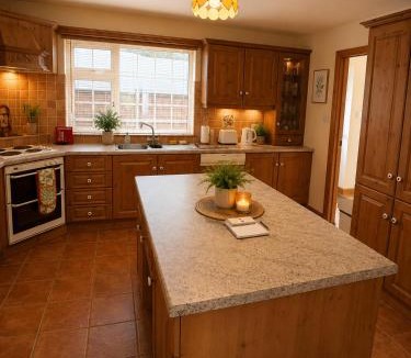 Kilfea House | Lakeside Retreat Sleeps 8 & 15 mins from Westport