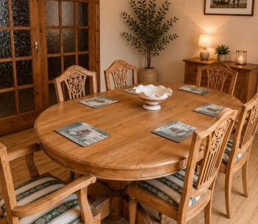 Kilfea House | Lakeside Retreat Sleeps 8 & 15 mins from Westport