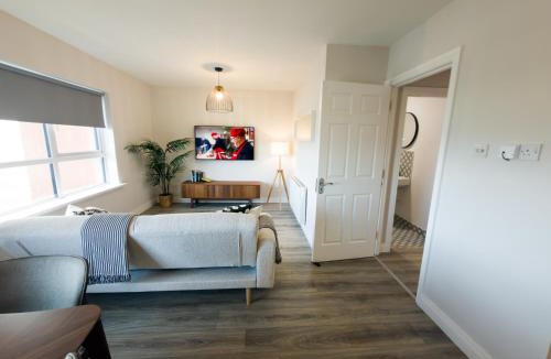Drumacrin Apartment | Luxury 2-Bedroom Apartment Overlooking the Beach