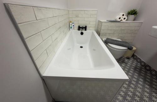 Drumacrin Apartment | Luxury 2-Bedroom Apartment Overlooking the Beach