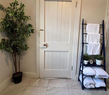 Daingean Apartment | Bright and cozy apartment on Grand Canal Greenway