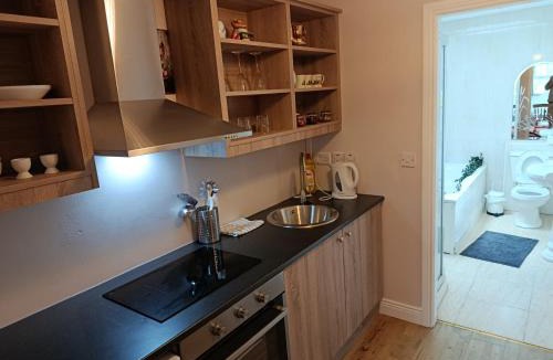 Kilmuckridge Bed & Breakfast | The Feathered Nest Studio Apartment at The Cracked Hen