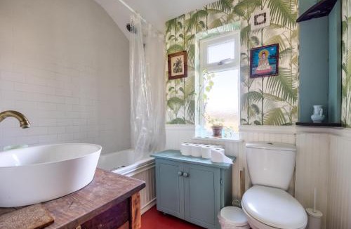 Glasnevin Apartment | Sunny 3BR with backyard Near Drumcondra Train Station