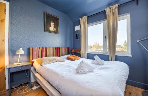 Glasnevin Apartment | Sunny 3BR with backyard Near Drumcondra Train Station