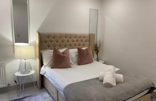 Gabalfa Apartment | White Walnut 2 Bed Duplex Apartment with garden