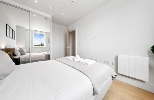 Coombe Hill Apartment | Elegant 2 Bedroom Apartment by Homestyles Hosts - Short Lets Serviced Accommodation Wimbledon