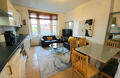 Kings Cross St. Pancras Apartment | King's Cross & Angel Area, 4 Bedrooms Home with 7 beds & Private Rooftop - Walk to St Pancras International