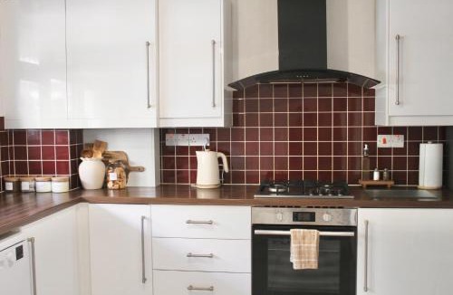 Shadwell Apartment | Elysian Nights- 3 Bedroom Palm Garden Guest Home