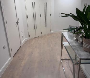 Canary Wharf House | Luxury Canary Wharf Double ROOM for Women with Pool and Gym