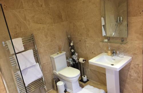 Londonderry Bed & Breakfast | Brackfield House Super king bed ,Single Free parking wifi