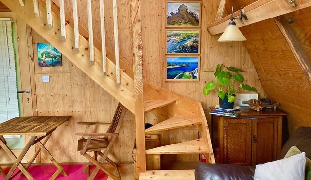 Creative Art cottage in unique timber Studio