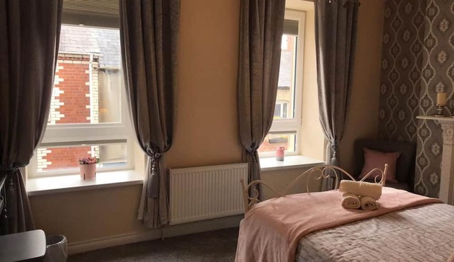 5 Guests - Helens House Derry City Centre - 3 Bed