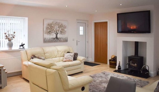 Rose Cottage Captivating 1-bed Cottage in Bangor