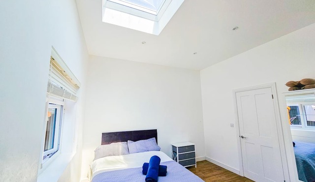 Cleave House - Stylish n Chic 3 Bed House Mins From Central London