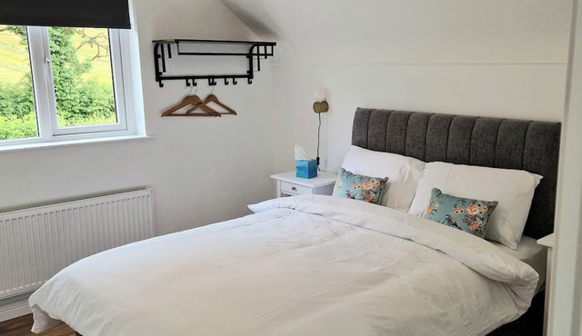 2 Bed Cottage-sleeps 4-private Garden-parking
