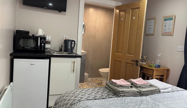 Private Small Detached Room With Bathroom