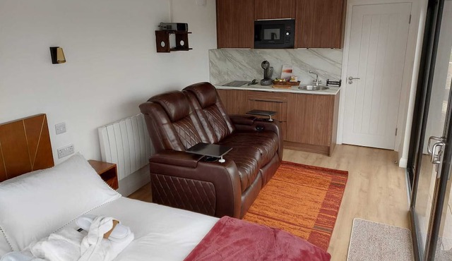 LakEscape -- Luxury Waterfront Self Catering Cabin - ROMA