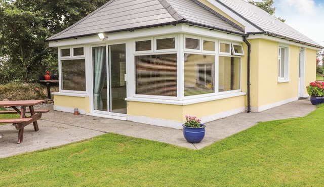 MOYBELLA LODGE, romantic, with a garden in Ballybunion, County Kerry