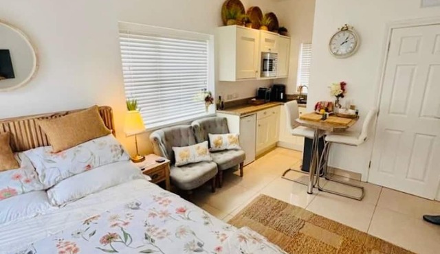 1 Bed Flat - Sleeps 2 - Parking - Garden