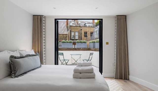 Elegant split level High St Ken Apt with Terrace