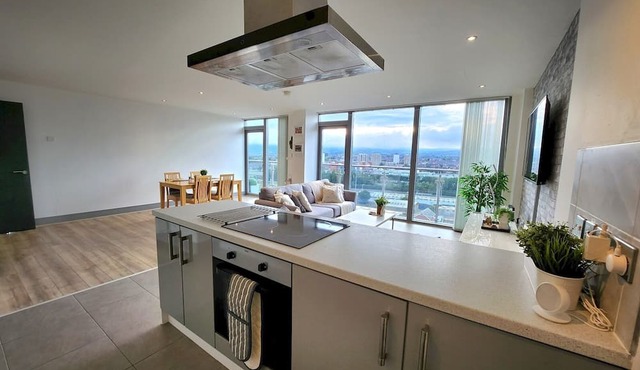 Stunning Penthouse with Balcony | Sunset Views - Pass the Keys
