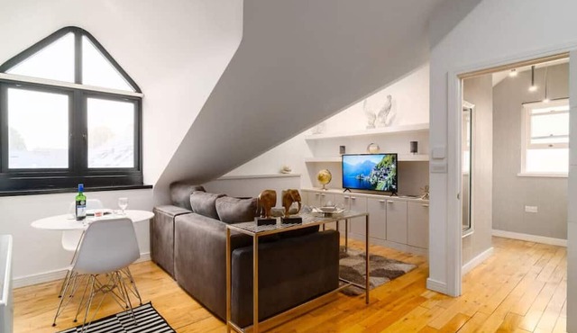The Loft | Trendy Top Floor 1 Bed | Oakfield Apts