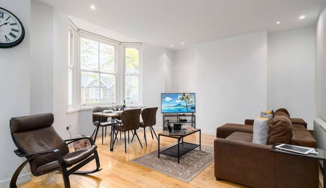 Superb Modern 1 Bedroom Apt | Cocoon Dbl Sofa Bed