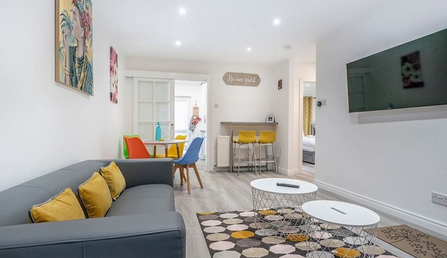 Bright & Airy 2BR/2 Bath Apt in Perfect Location - Pass the Keys