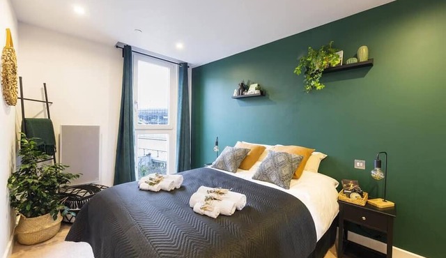 Stunning apartment right in the centre with a keyless system. Parking available