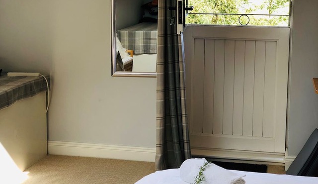 Beautiful Mews Lodge, in the countryside, 0.8 mile from town centre.