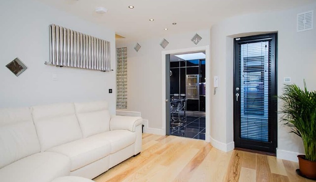“ GRAND CANAL DOCK LUXURY “ SPECIAL OFFER'