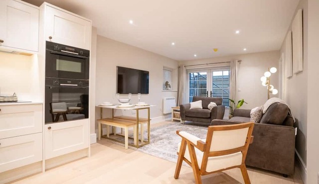Brand New 2-Bed, Dog-Friendly Apartment | Broadway High St | Sleeps 6