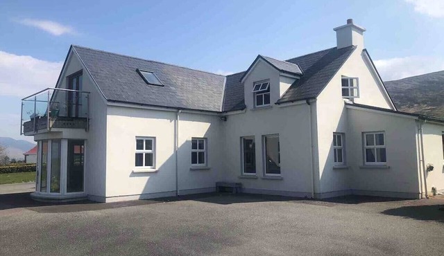 Spacious Family Home - edge of town-Great views