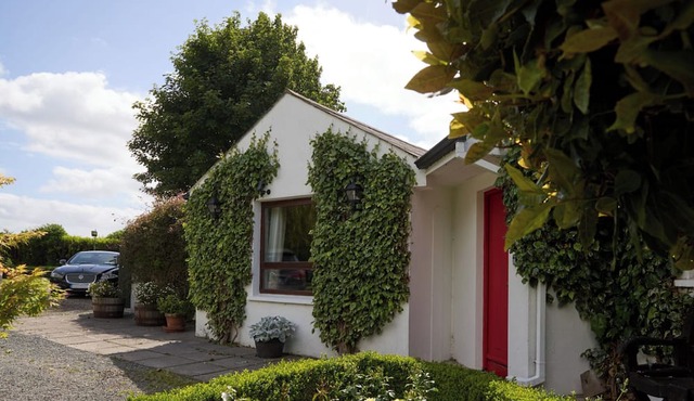 2 Bedroom Apartment - Free Parking & Garden