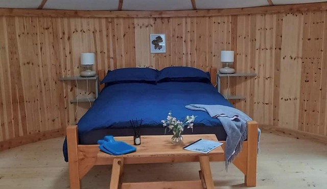 Cozy Retreat Sleeps 2 with Hot Tub & Pets Ok