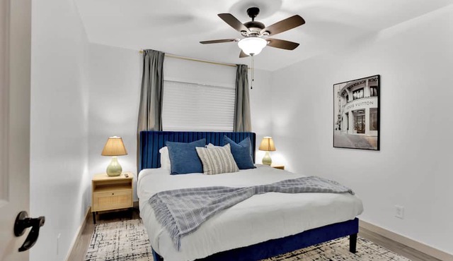 Walkable 1st-Floor Austin Stay – King Bed, Pet Friendly, Free Parking, Sleeps 10 in Austin