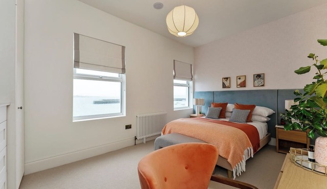 2-Bed - Sleeps 6 - Seafront View with Free Parking
