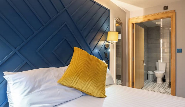 Ewings Bar & Self-Catering Accommodation