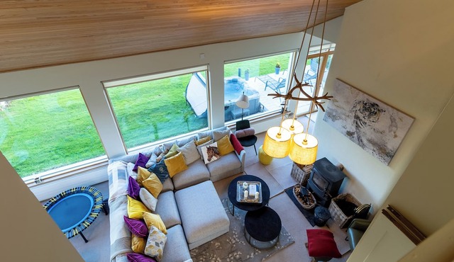 Spacious 6-bedroom house with Hot Tub - Sleep 14