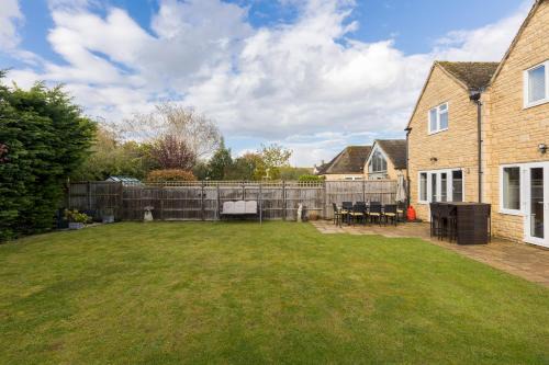 Central Bourton Gem5 BedroomsGardenParking - Pass the Keys